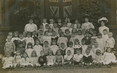 Leerlingen zitten in een groep terwijl ze poseren voor een portret door English Photographer